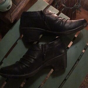 easy street Black Low Heel Ankle Boots with Side Zip Size 9